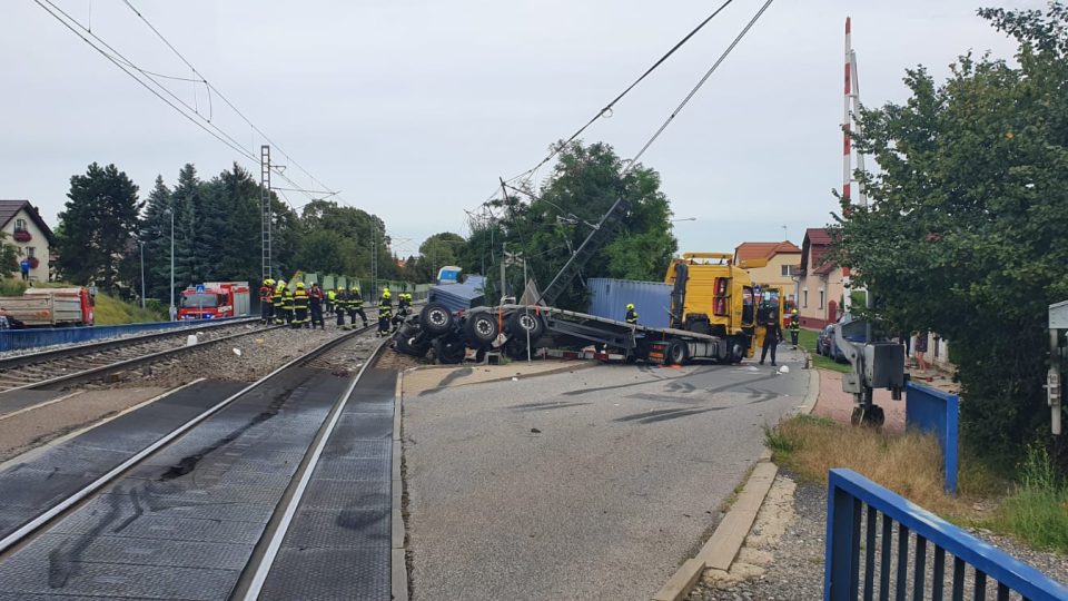Srážka vlaku s nákladním autem u Uhříněvsi
