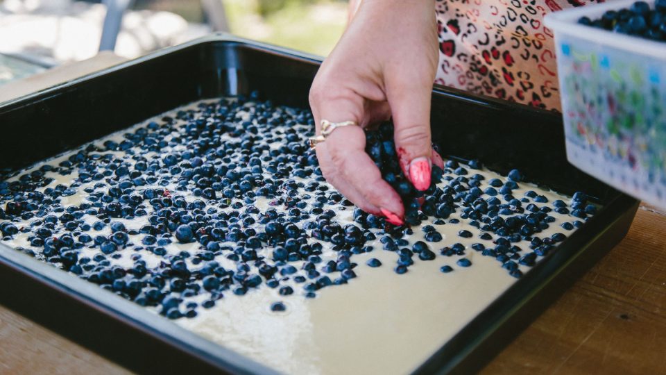 Poté se pustila do pečení bublaniny. Těsto je důležité hustě pokrýt borůvkami