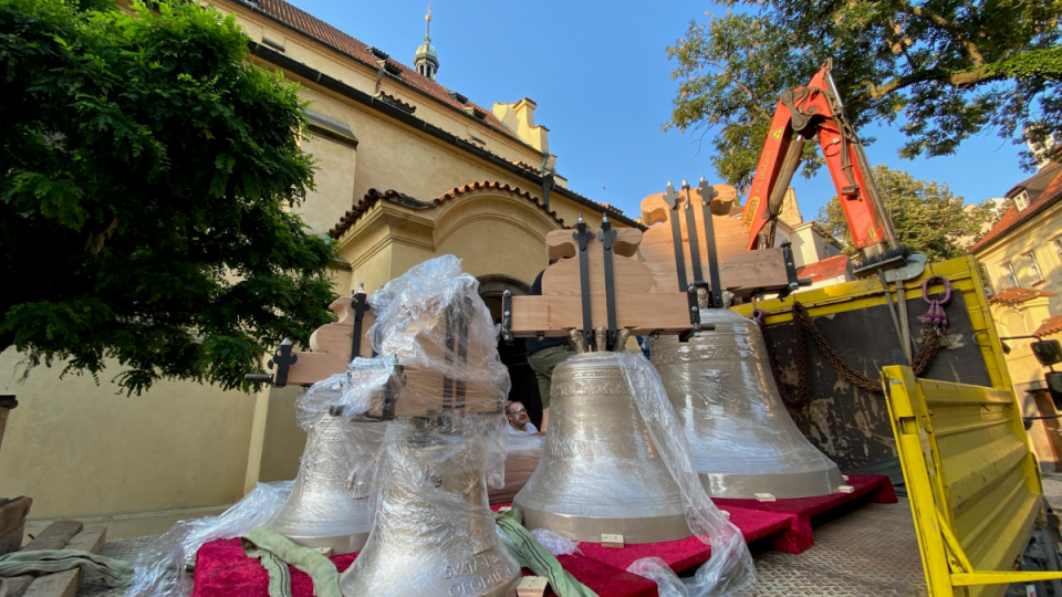 Nové zvony pro dva kostely na Starém Městě dorazily z Rakouska do Prahy