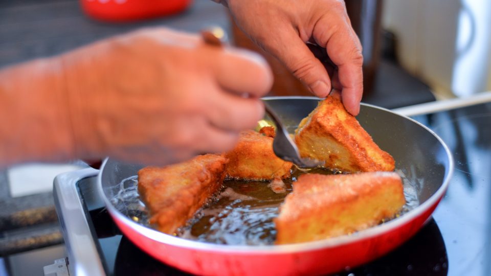 Nudlové řízky smažíme v rozpáleném oleji při teplotě 160 °C