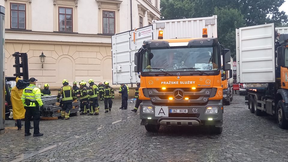 Budování protipovodňových zábran na pražské Kampě