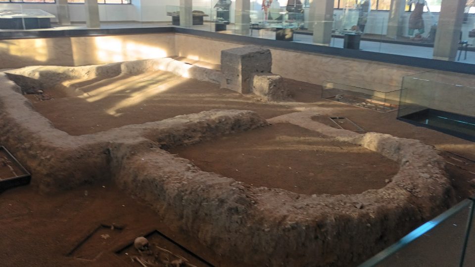 Dominantou expozice jsou obnažené základy kostela z 9. století | foto: Silvie Pospíšilová, Český rozhlas Dominantou expozice jsou obnažené základy kostela z 9. století