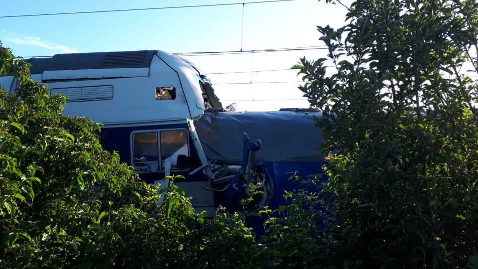Škoda na osobním vlaku, ve kterém zemřel strojvůdce, činí podle Drážní inspekce 40 milionů korun, na vozidlech nákladního vlaku pět milionů korun a na lokomotivě nákladního vlaku 300 tisíc korun