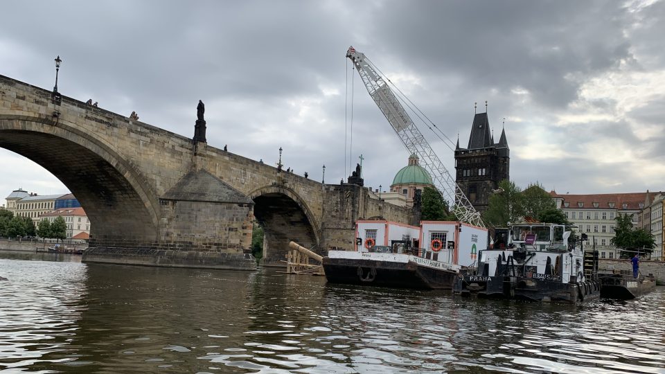 Rekonstrukce mostu má podle dřívějších informací trvat asi 20 let a náklady na jeden oblouk mají být několik desítek milionů korun