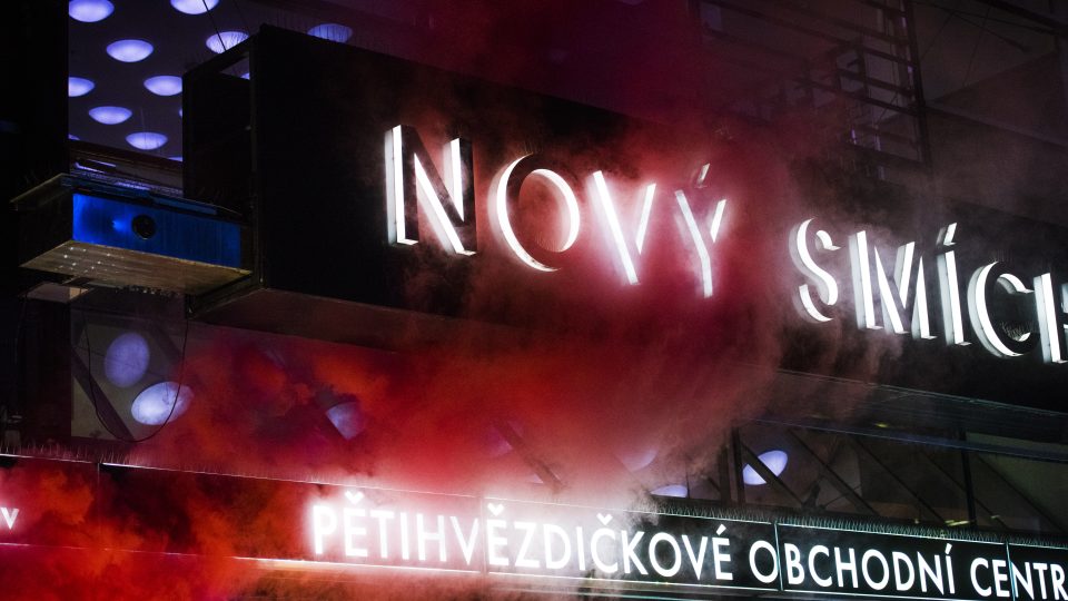 Policisté, zdravotníci a hasiči nacvičovali v noci na úterý v pražském obchodním centru na Smíchově záchranu více než tisícovky lidí
