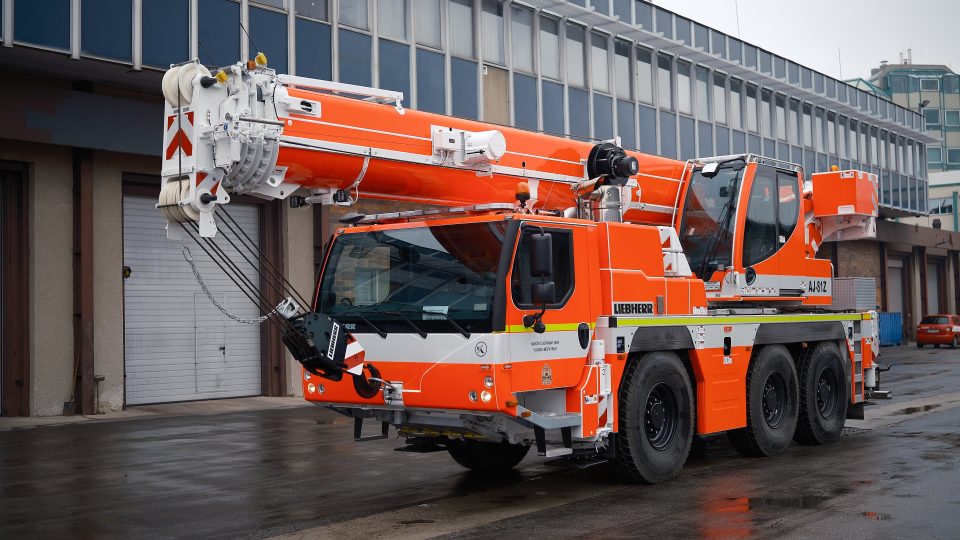 Pražští hasiči mají nový automobilový jeřáb