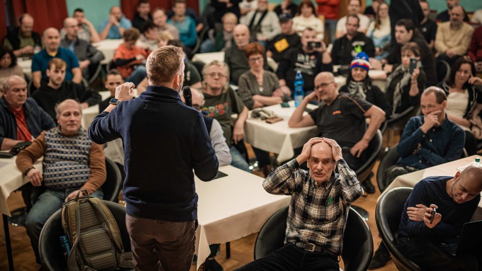 Vítězem kategorie Lidé, o kterých se mluví se stal volný fotograf Dominik Kučera a jeho snímky z takzvaných debat bez cenzury ministra vnitra a předsedy STAN Víta Rakušana