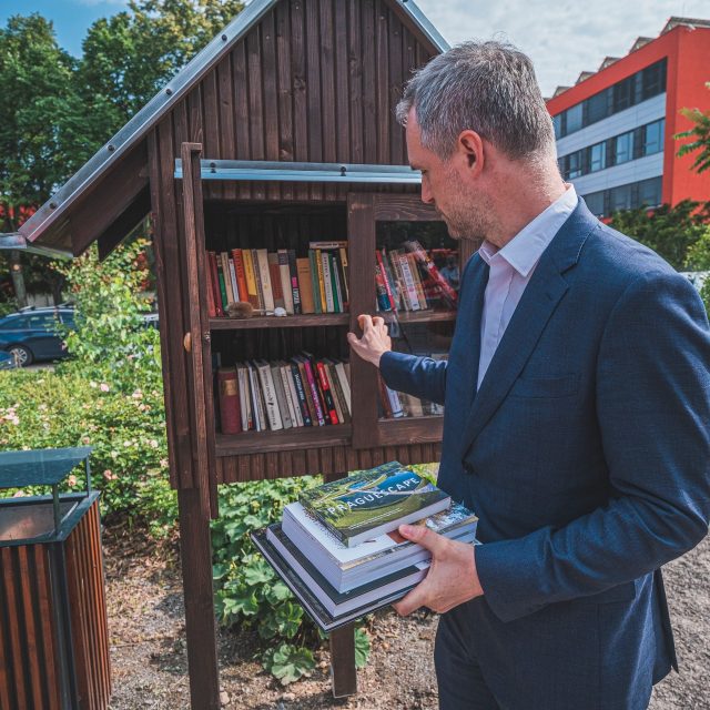 Knihobudka vyrobená z vánočního stromu už je plná | foto: Magistrát hl. m. Prahy