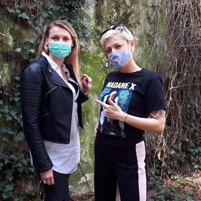 Moderátorka Lenka Vahalová s komičkou Adélou Elbel | foto: Tereza Čistotová,  Český rozhlas,  Český rozhlas