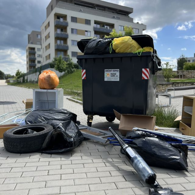 Chaos vedle kontejneru | foto: Pražské služby a.s.