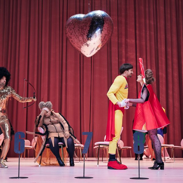 Inscenace Mnoho povyku pro nic,  režie Daniela Špinar | foto: Martin Špelda,  Národní divadlo