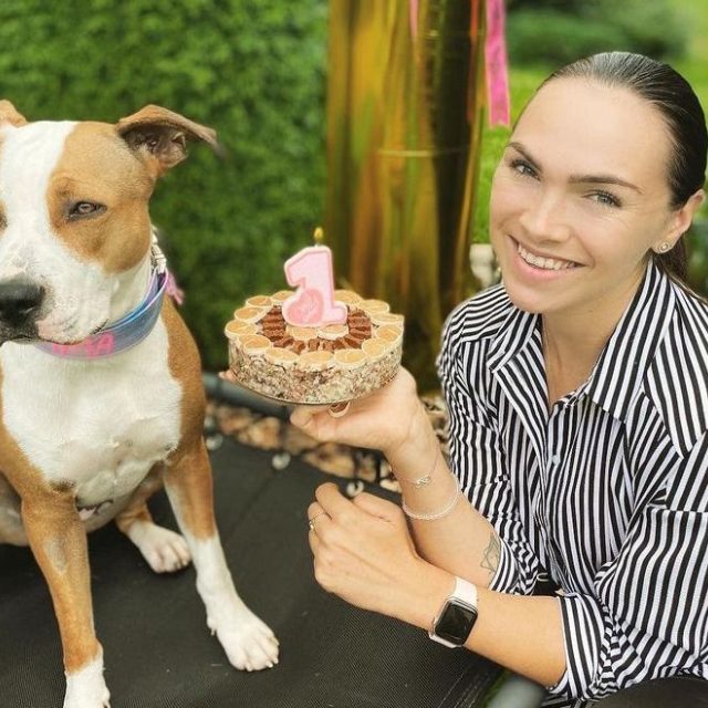 Dvě lásky Kamily Nývltové. Pes Emma a vlastnoručně upečený dort | foto: archiv Kamily Nývltové