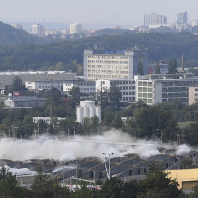 Tramvajová hala v Hloubětíně šla k zemi přesně v sobotu dopoledne | foto: Krumphanzl Michal,  ČTK