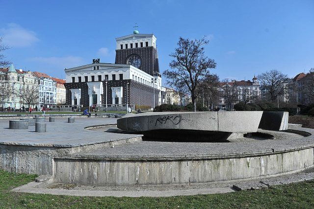 Fontána na náměstí Jiřího z Poděbrad | foto: Filip Jandourek