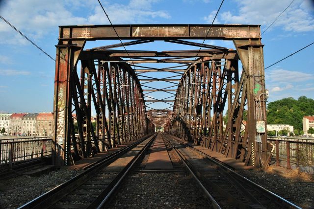 Železniční most spojující pražský Smíchov a Výtoň | foto: Fotobanka Pixabay