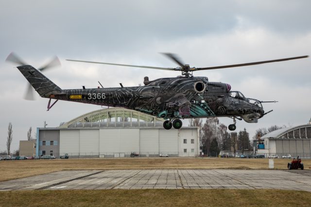 Nástřiky vrtulníků Mi-24/35 č. 3366 Alien a 3369 Liberator byly provedeny v lakovně Závodu letadel LOM PRAHA s.p. | foto: LOM PRAHA s.p.