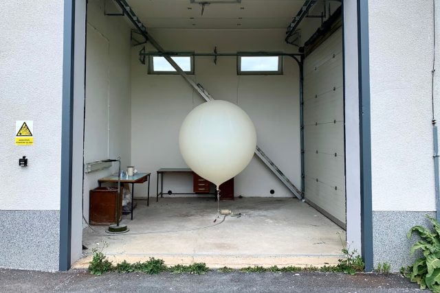Balon,  který vynese sondu do stratosféry,  je z 99 procent naplněný vodíkem | foto: Matěj Skalický,  Český rozhlas,  Český rozhlas