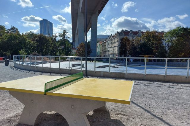 Stůl na ping-pong a plácek pod mostem,  který se v zimě změní na veřejné kluziště | foto: Jolana Nováková,  Český rozhlas
