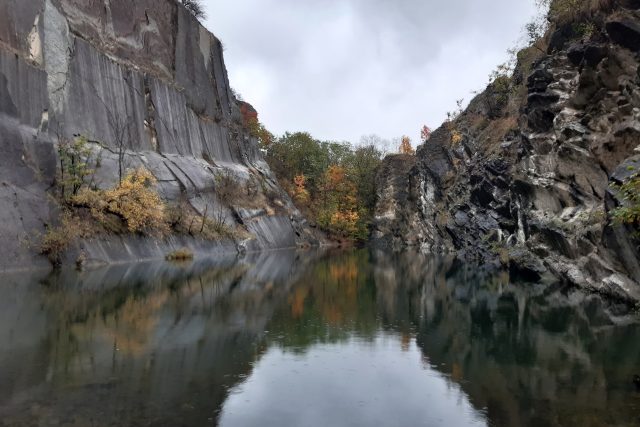 Jezírko v Hlubočepích je malebné i v zimních měsících | foto: Barbora Kvapilová,  Český rozhlas