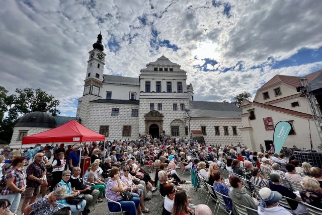 Nádvoří pardubického zámku bylo celé odpoledne a večer plné | foto: Zdeněk Novák,  Český rozhlas