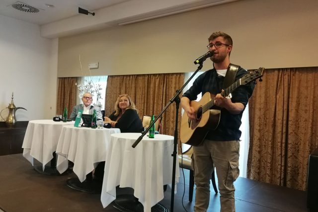 Písničkář Michal Horák a zpívající právník JUDr. Petr Pečený jsou Na větvi s Halinou | foto: Jaroslav Pokorný,  Český rozhlas