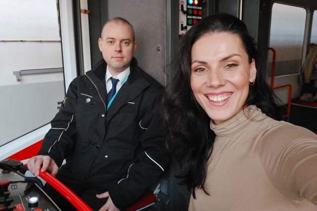 Lukáš Lyčka a Sabina Vosecká v kabině strojvedoucího metra | foto: Sabina Vosecká,  Český rozhlas