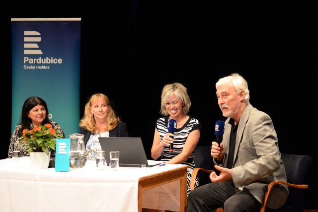 Jana Chládková,  Jiřina Rosáková,  Alena Zárybnická a Jan Rosák při natáčení pořadu | foto: Zdeněk Novák,  Český rozhlas