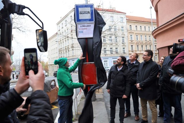 Slavnostní odhalení nové autobusové zastávky U Prdlavky | foto: ÚMČ Praha 3