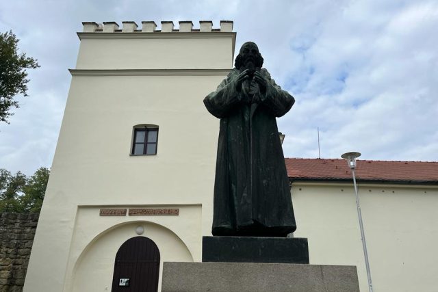 Uherský Brod,  pomník,  Jan Amos Komenský,  před Muzeem Komenského | foto: Petra Kopásková,  Český rozhlas