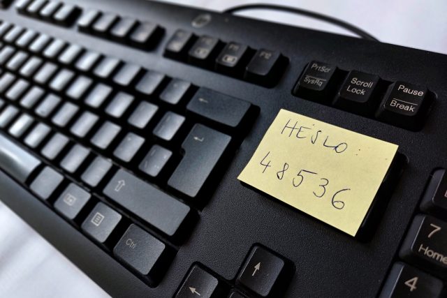Jedno heslo nestačí,  na každou službu by měl člověk používat unikátní heslo | foto: Klára Škodová,  Český rozhlas