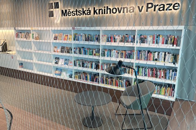 Městská knihovna v Praze má v nákupním centru na Černém Mostě samoobslužný kiosek | foto: Kristýna Vašíčková,  Český rozhlas