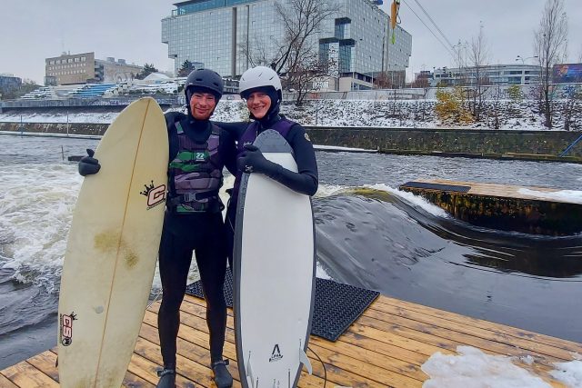 Ondřej a Lenka si surfování užívají i v zimě | foto: Sabina Vosecká,  Český rozhlas