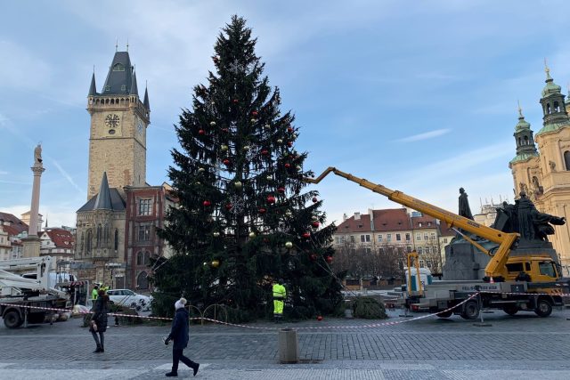 Odstrojování vánočního stromu na Staroměstském náměstí | foto: Kristýna Vašíčková,  Český rozhlas