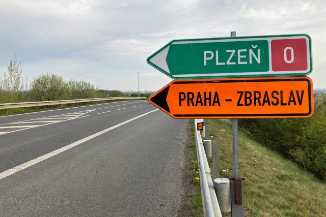 Nájezdy na Pražský okruh mezi Písnicí a Dolními Břežany jsou dočasně otevřeny | foto: Karolína Burdová,  Český rozhlas