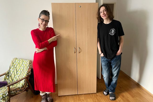 Paní Alice se synem Karlem pomoc nábytkové banky vítají | foto: Marie Veselá,  Český rozhlas