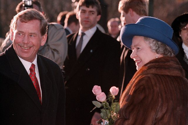 Královna Alžběta II. s Václavem Havlem na procházce po Karlově mostu při její první návštěvy Prahy,  březen 1996 | foto: PA Images via Reuters Connect