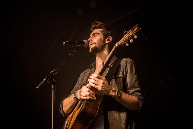 Zpěvák Alvaro Soler na koncertě v Miláně z roku 2015 | foto: Mairo Cinquetti,  Alamy / Profimedia