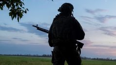 Ukrajinský voják na hlídce v Charkovské oblasti