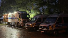 Několik stovek policistů znovu prohledává les v pražských Klánovicích - hledají stopy k případu dvojnásobné vraždy