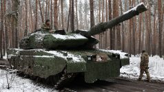 Ukrajinský tank Leopard 2A5 z 21. mechanizované brigády poblíž ukrajinského města Lyman (listopad 2023)